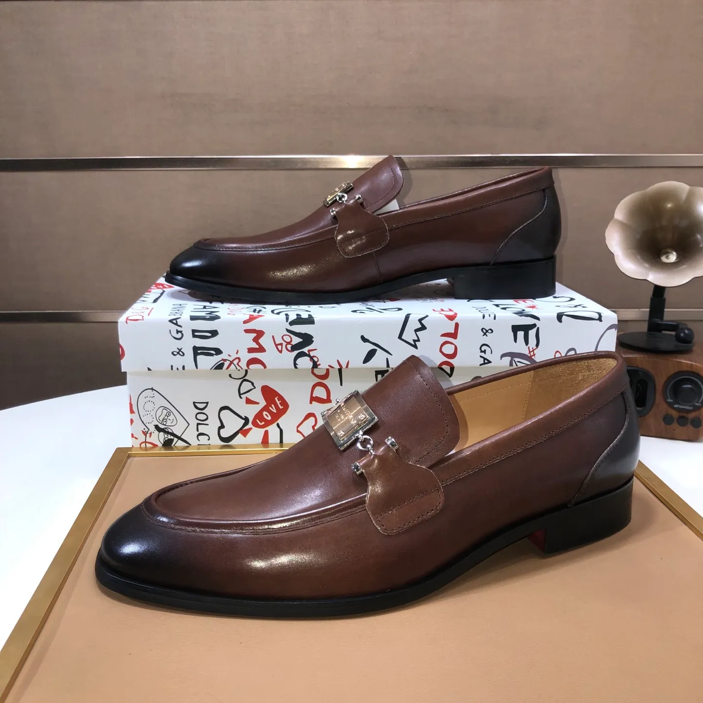 Ex-factory price 500💰DG top quality🔍🔍men's new leather shoes🚹Sold simultaneously at counters⚠Shoe uppers are imported cowhide from Italy, fully imported cowhide lining, imported accessories💪💪, completely 1⃣️ to 1⃣️replica🇮🇹 💪💪, ⚠Sole: The original sole is specially provided by the original factory, the exclusive movable molded sole is super comfortable, ⚠The original factory follows the order, 🔍🔍high quality, you can enter and exit the counter at will, welcome to compare ⚠Number of sizes: 38-44 (45 customized)